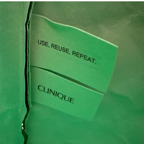 CLINIQUE NWT FOIL LOOK TOTE AND GIFT SET - Picture 6 of 9